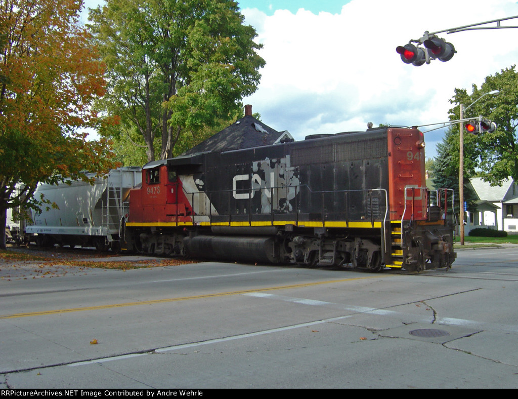 CN 9473 stops traffic on Ashland Avenue